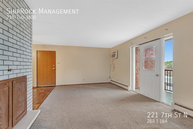 Photo - 221 7th St N