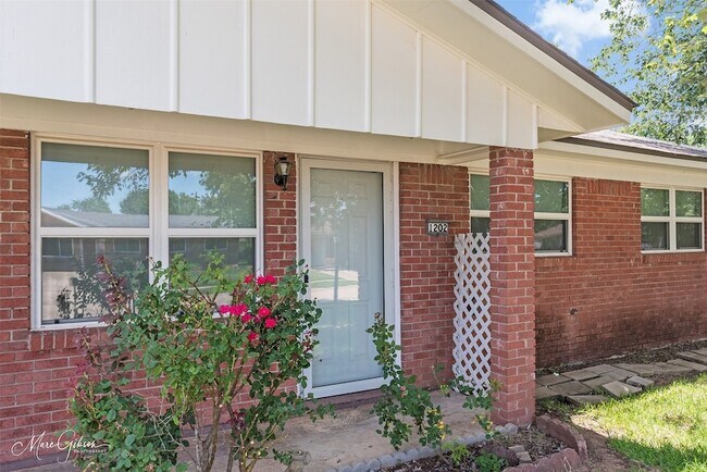 Photo - 1202 Wisteria St