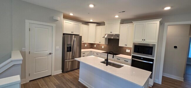 Photo - 11549 Helmond Way