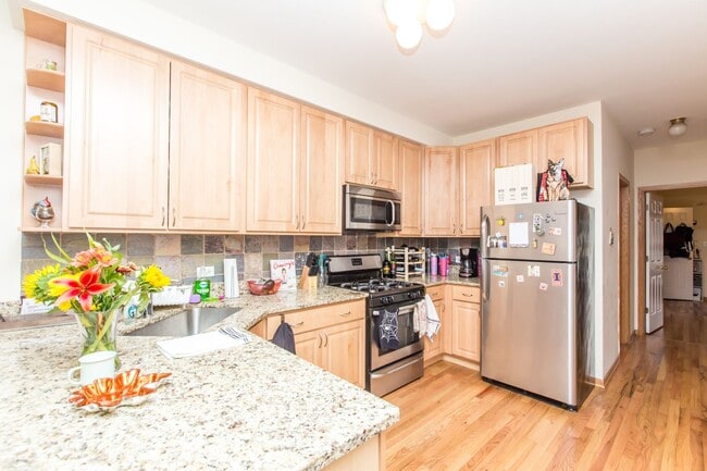 Photo - Condo Quality 3Bed/2bath in Wicker Park! In-Unit Laundry! Central Air! Blue Line! Unit 1