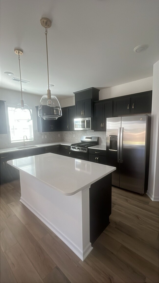 Photo - 761 Kitfox Dr NW