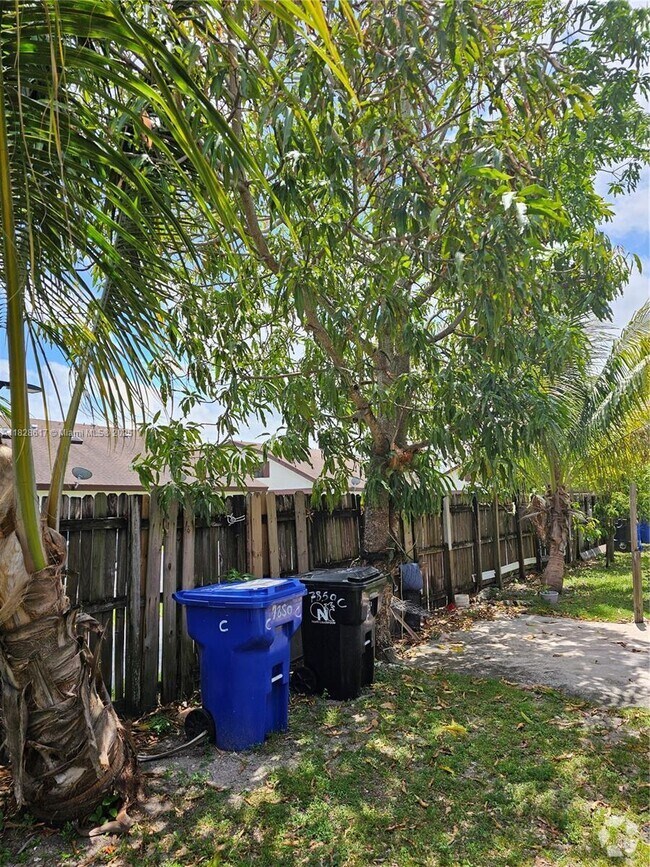 Building Photo - 7850 SW 10th Ct Unit 1-3 Rental