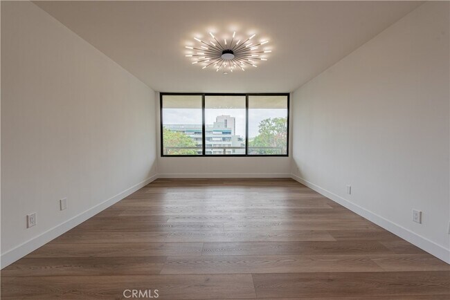 Photo - 121 S Hope St