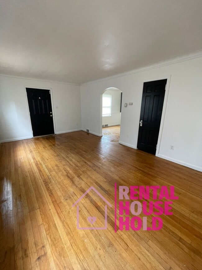 Building Photo - Summer Special~ 3 BEDROOM | 1 BATH | FREE ... Rental