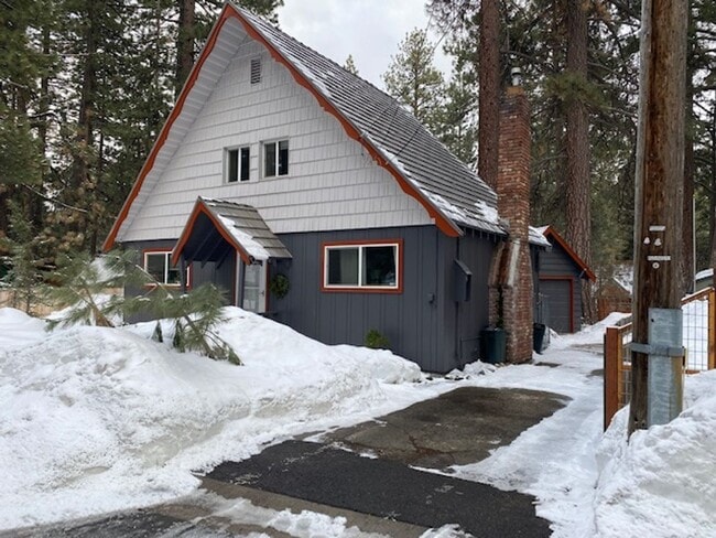Building Photo - Lovely 3 Bedroom Home with Upgrades Throug...