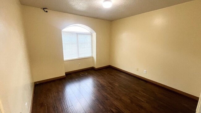 Photo - 4 bedroom/2.5 bathroom Townhome in West Jordan!