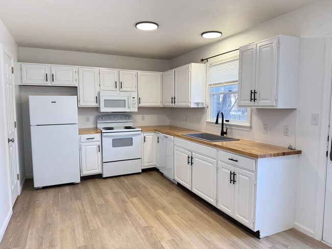 Building Photo - Beautiful 2-Bedroom 1.5 Bathroom Home in Elizabethtown School District!