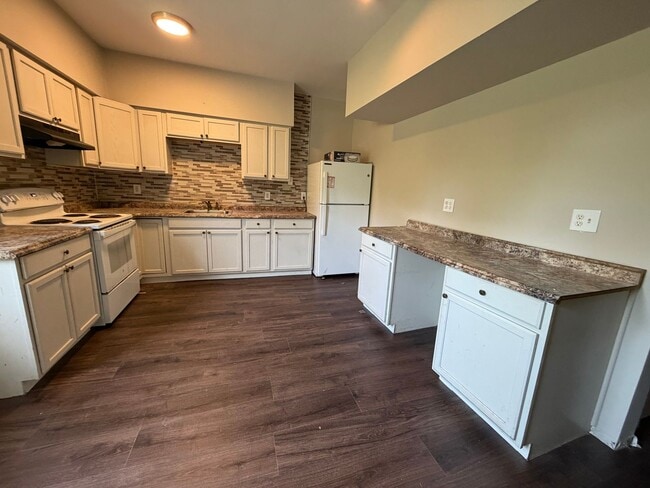 140 Almond Rd Unit House