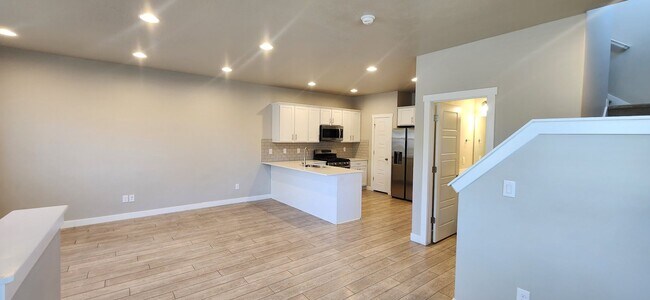 Photo - 1 MONTH FREE(OAC) 4-bed, 3.5-bath Townhome Available early June