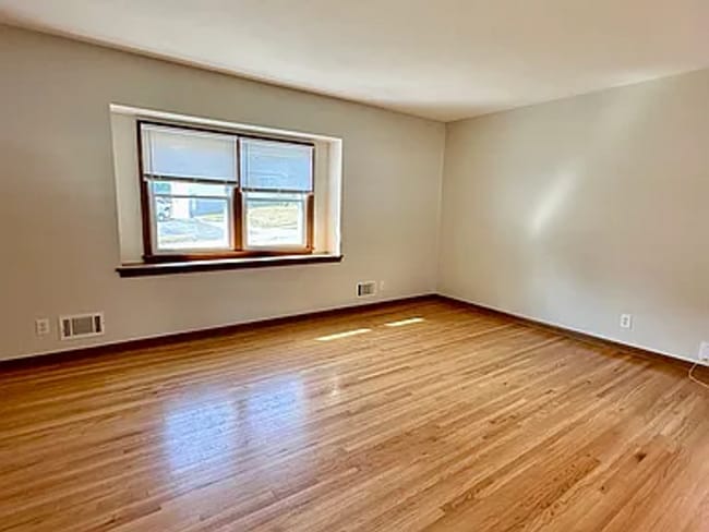 Photo - 5617 N 69th St