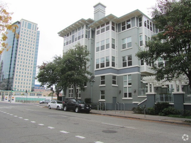 Building Photo - Downtown Oakland Secured access Condo with...