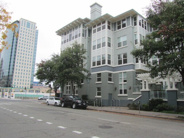 Building Photo - Downtown Oakland Secured access Condo with...