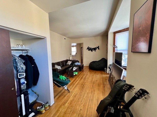 2845-3 Sala de estar - 2850 N. Clark Street Apartments