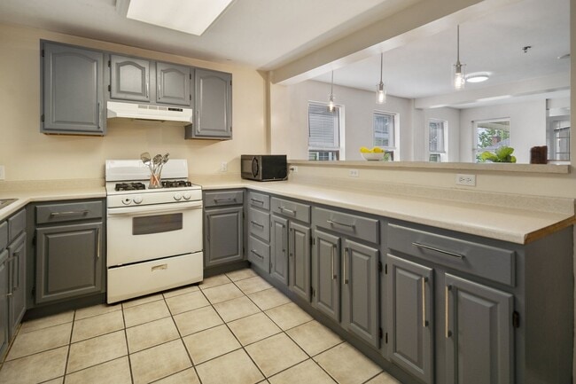 Building Photo - 213-215 Columbia St Unit Apt 2
