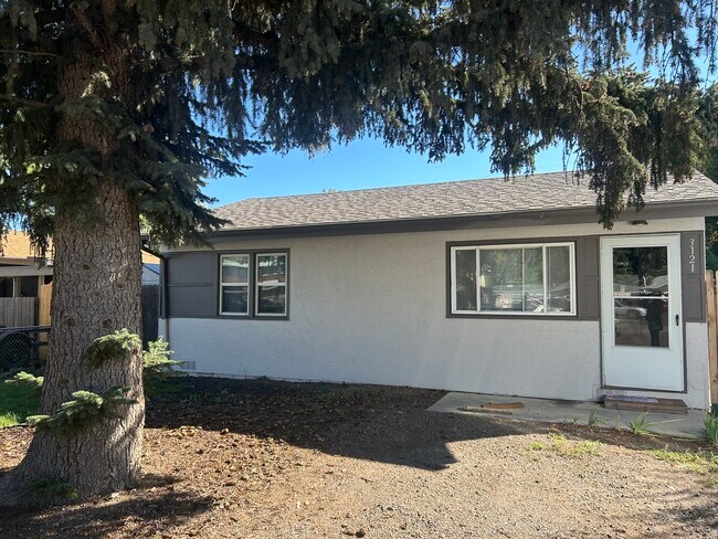 Estacionamiento para 2 coches disponible frente a la casa. - 3121 N Arcadia St