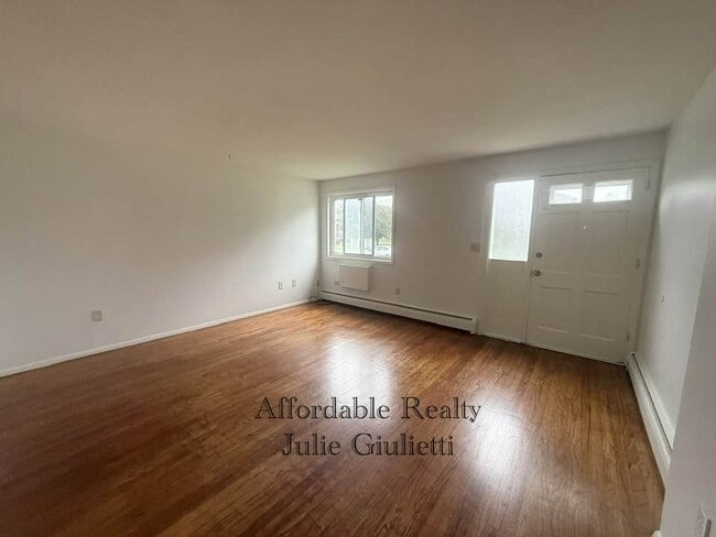 Photo - Tomshir Apartments