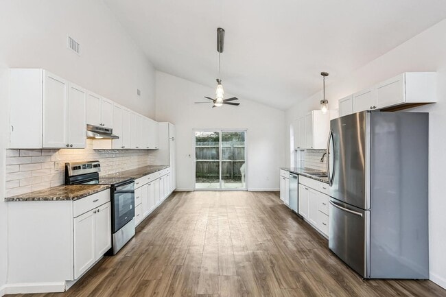 Photo - 100 King St NW