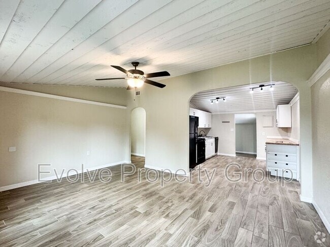 Building Photo - 1921 Summerlin Ave Rental