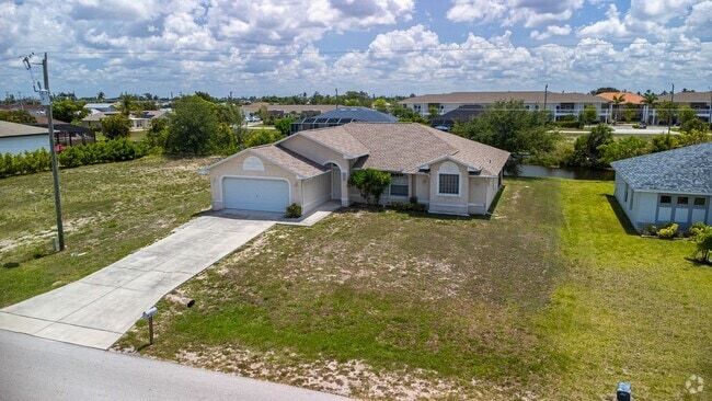 Building Photo - 3303 SW 8th Ct Rental