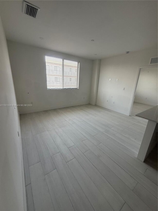 Photo - 909 E 24th St Unit 403