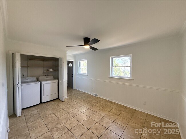 Photo - 1928 Russell Ave