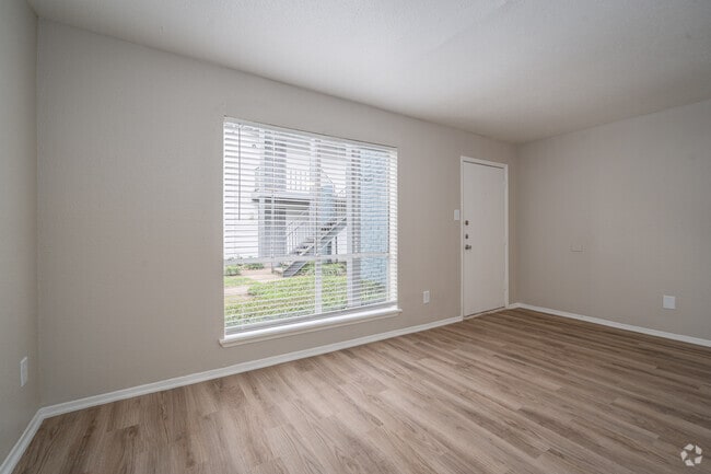 1BR, 1BA - 648SF - Living Room