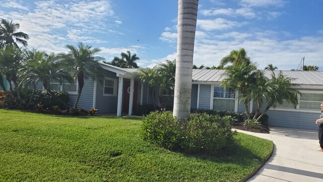 Photo - FURNISHED 3 bed/2.5bath HOUSE For Rent