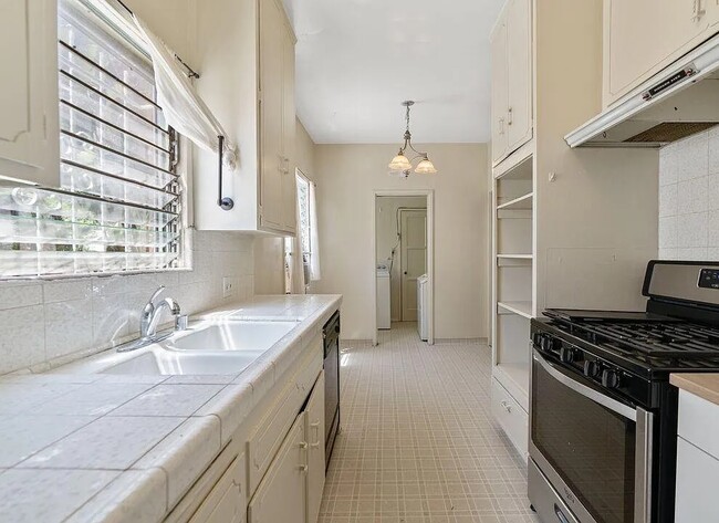 Building Photo - 5360 Clinton St