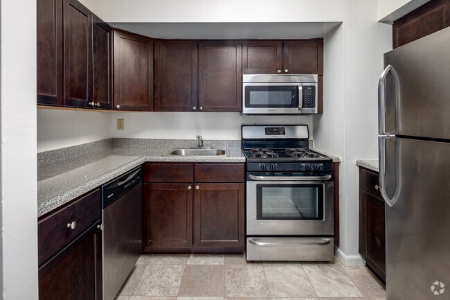 1BR, 1BA - 876SF - Kitchen