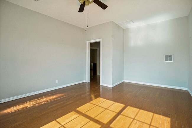 Photo - 2219 N Flores St