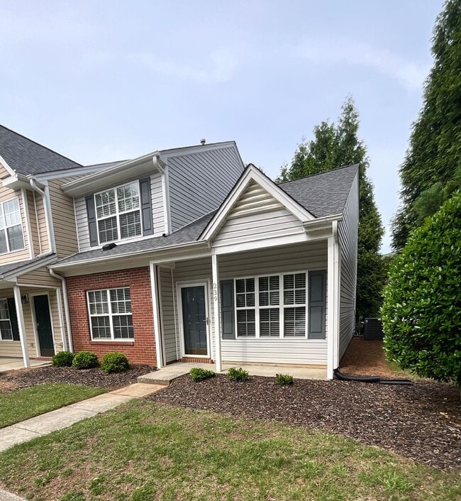 Charming 3 bdrm/ 2.5 bthrm End Unit Townhome! - Charming 3 bdrm/ 2.5 bthrm End Unit Townhome!