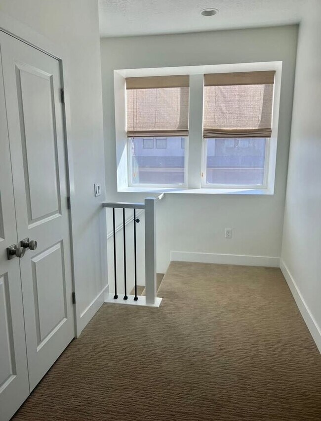 Photo - Gorgeous Townhome with Community Pool and Amenities