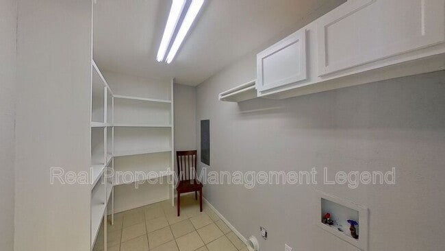 Photo - 717 E Martin Ln