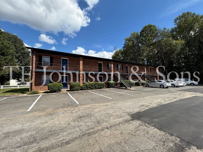 Building Photo - Cozy 1-Bedroom with Water Included Unit 128 Weatherwood 17 Rental
