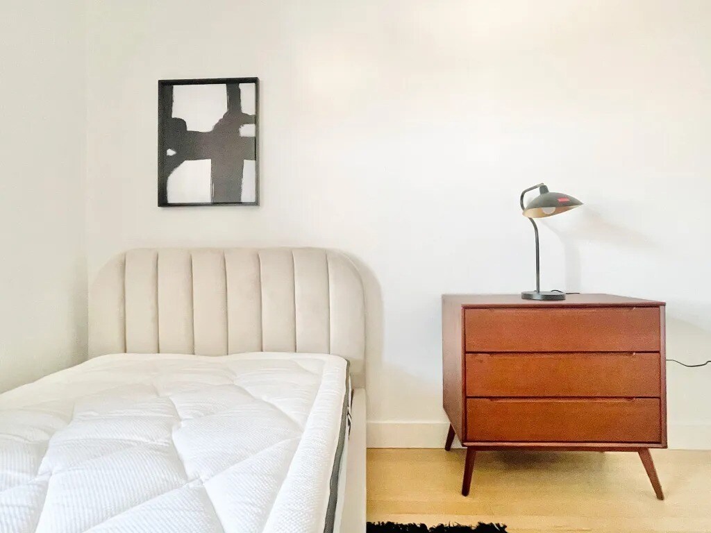 Private Bedroom in a 4 bedroom / 1 bathroo... Condo Unit 6D Condo for