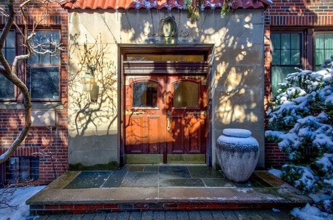Building Photo - 321 Tappan St Unit 6