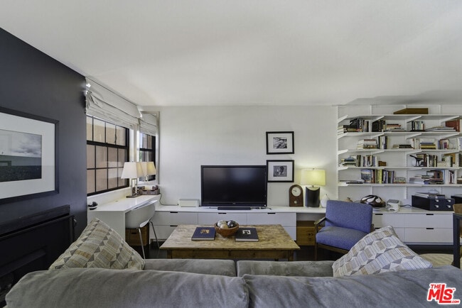 Photo - 740 Kings Rd Unidad 202