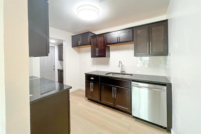 Photo - 909 SW 48th St