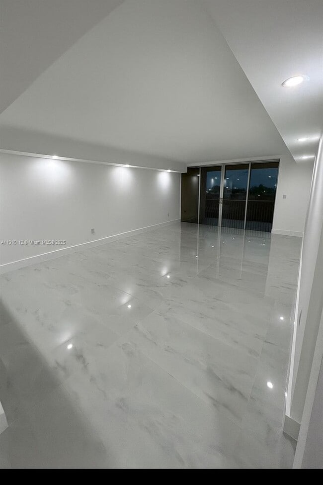 Building Photo - 1750 NE 191st St Unit 426-4