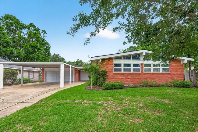 Building Photo - 5422 Hummingbird St