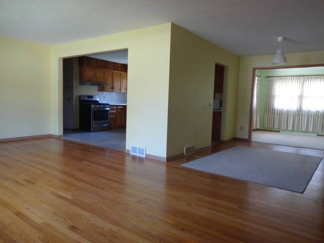 Photo - 5033 Regent Street