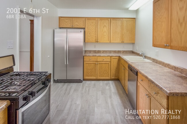 Photo - 2001 E 6th St