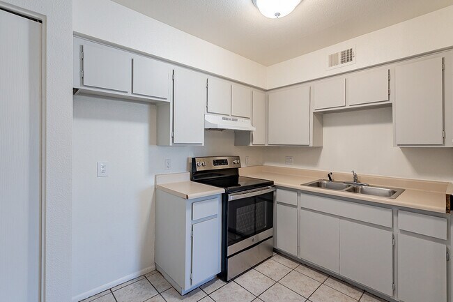 501 E Quail Ave Unit 2