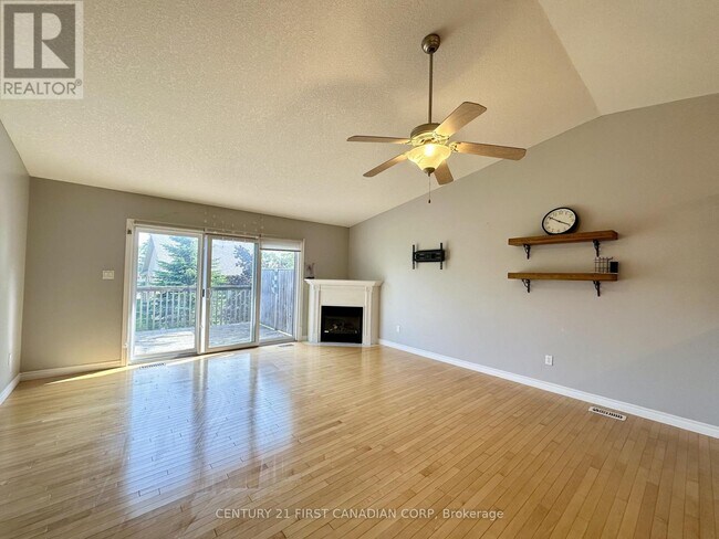 Photo - 943 Whetherfield St