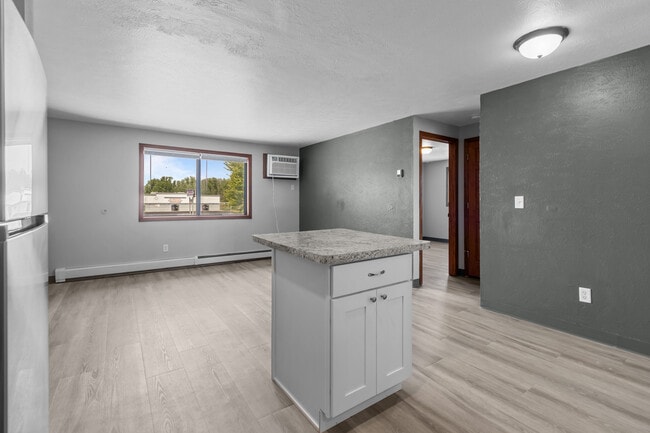 Kitchen and Living Area - 1530-1550 Moraine Ter