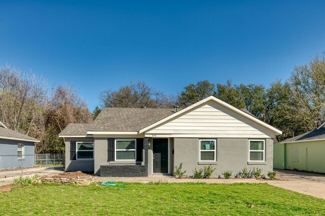 Building Photo - Nicely Updated 2 bed / 1 bath home