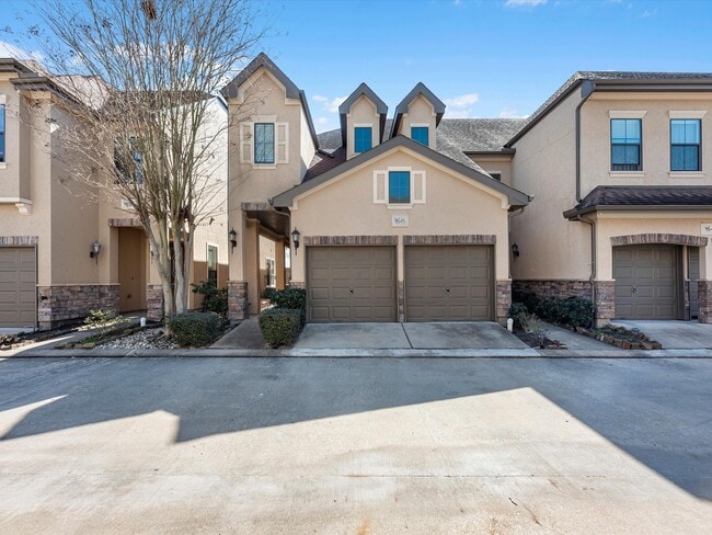 Building Photo - 11643 Royal Oaks View