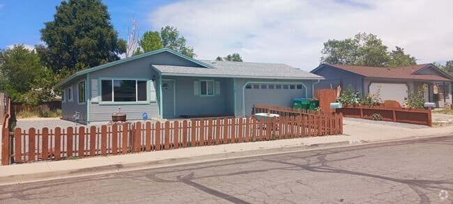 Building Photo - Updated 3 bedroom with A/C and Yard Rental