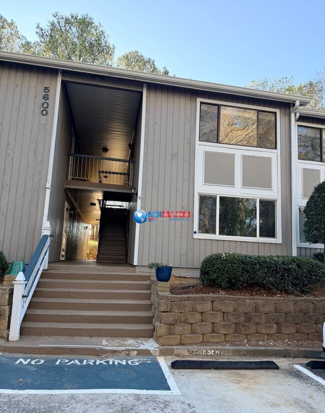 Building Photo - Renovated townhouse in Peachtree Corners