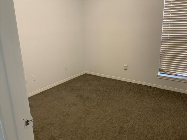 Photo - 6218 Crakston St